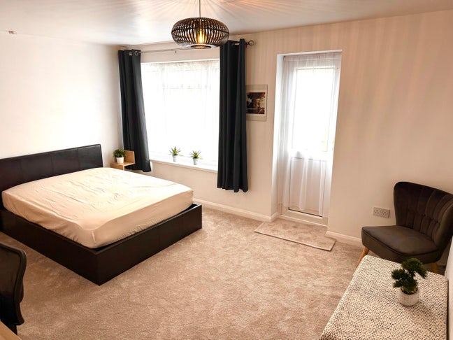 Spacious extra large rm near manor Royal /Gatwick  Main Photo