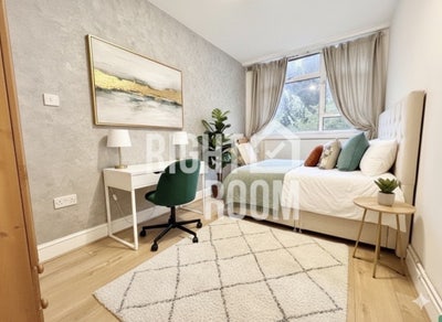 3 Cosy Doubles - 5min to DLR & Stores - Gated Area Main Photo