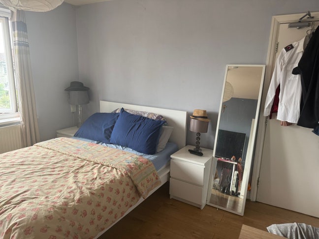 Extra Large Room Hayes Town  Main Photo