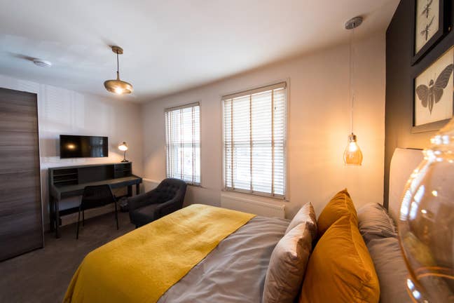 A Beautiful Home - Close to Mainline Station Main Photo