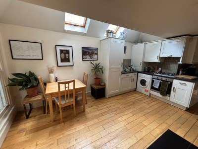 Lovely HouseShare Near Chatsworth Road Main Photo