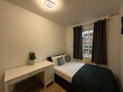 🏠 Double Room Available in West Putney Main Photo
