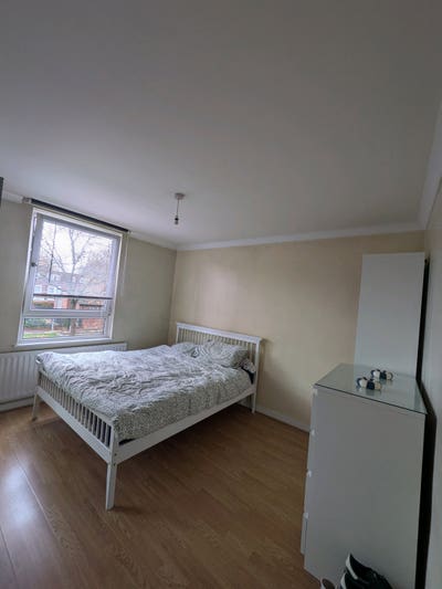 Spacious Room for Rent in All-Girls House! Main Photo