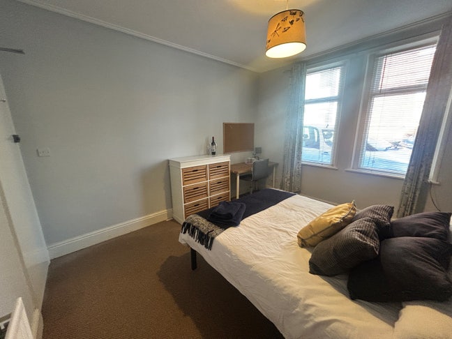 LN1 Location- &pound;490pcm - All Bills Included  Main Photo