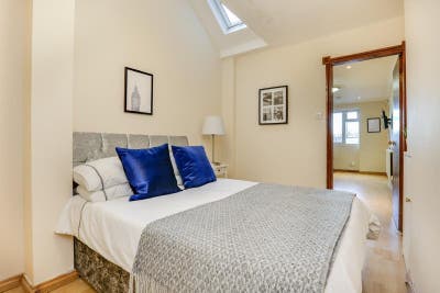 Beautiful Studio with living/ bedroom and study Main Photo