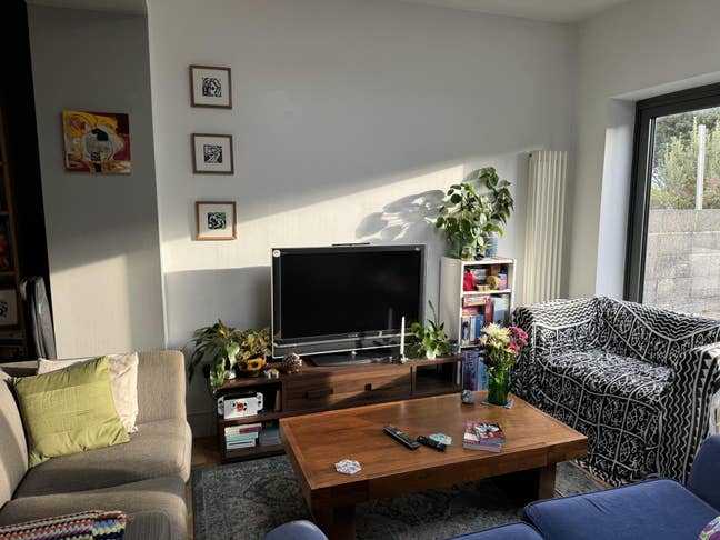 Lovely home with lots of natural light and garden Main Photo