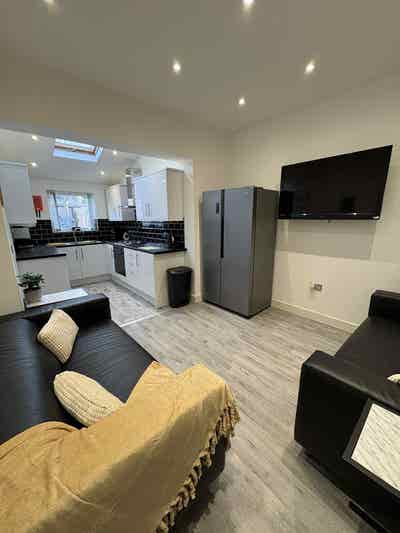 Ensuite Bedrooms - All Inclusive Bills S1  Main Photo