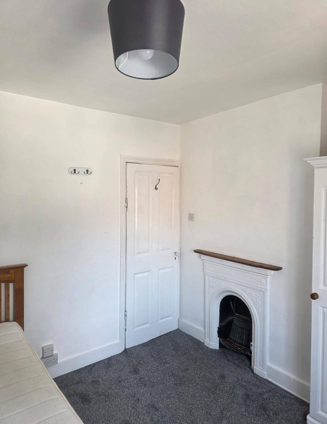 Single Room – 5 mins from Woking Station – £800pcm Main Photo