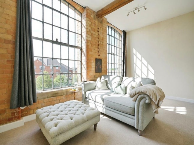 Spacious and bright 1 bed flat with new bathroom Main Photo