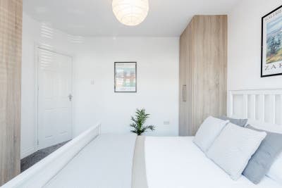 Modern, Clean, Safe, and Secure Double Ensuite Main Photo