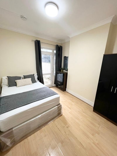 Cheap Double Access Garden, 1’Dollis Hill Station Main Photo