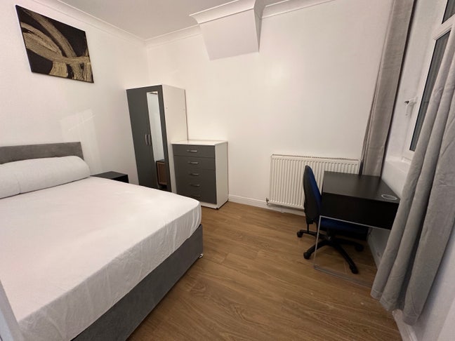 A  Double bedroom near by Train Station  Main Photo