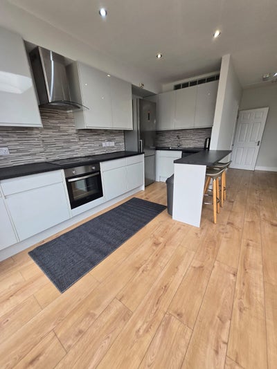 5 bedroom house to Rent- Acton Main Photo