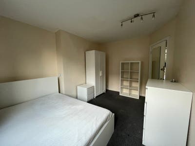 🌿 2 Double Rooms in Bright, Friendly 4-Bed Flat – Main Photo