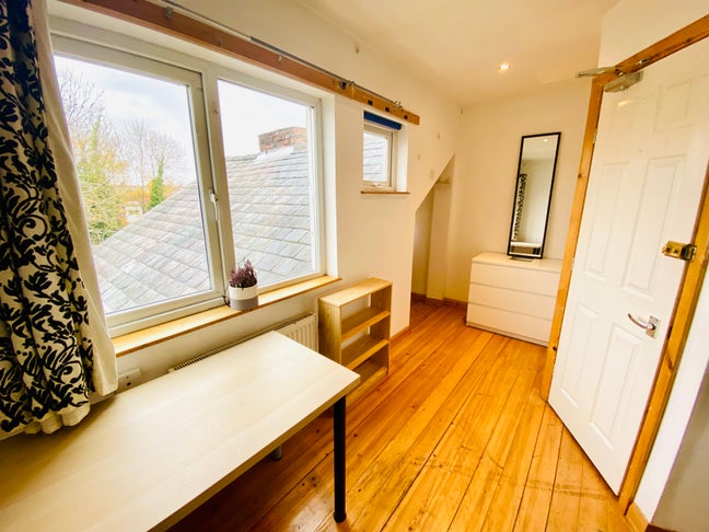 45W 6 rooms Super friendly, stylish 7bed house  Main Photo