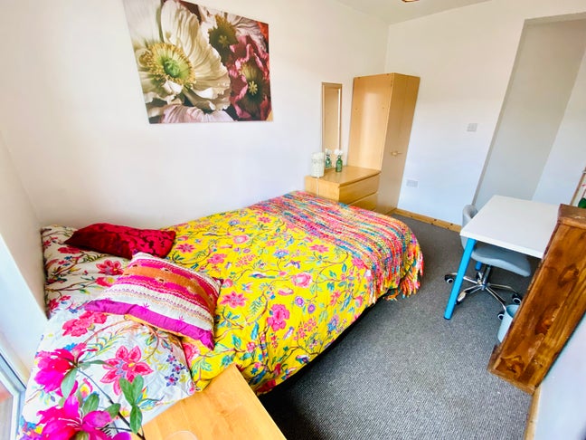 45W 6 rooms Super friendly, stylish 7bed house  Main Photo