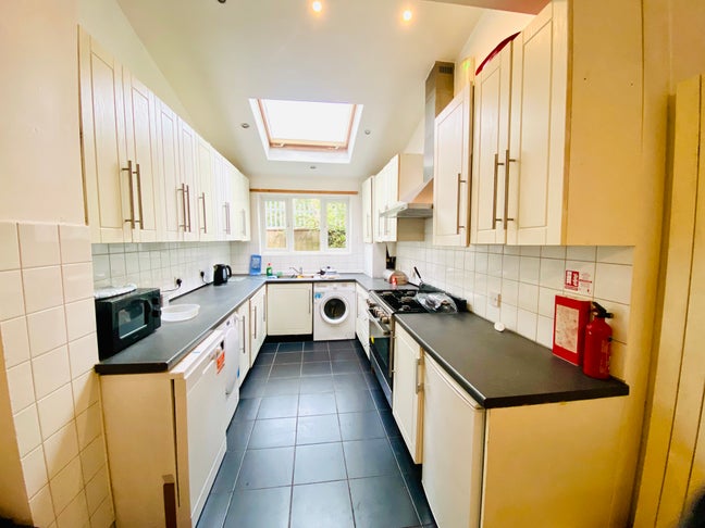 45W Super friendly, colourful 7bed house  Main Photo