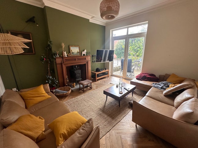 Large en suite Attic Room in Nether Edge Main Photo