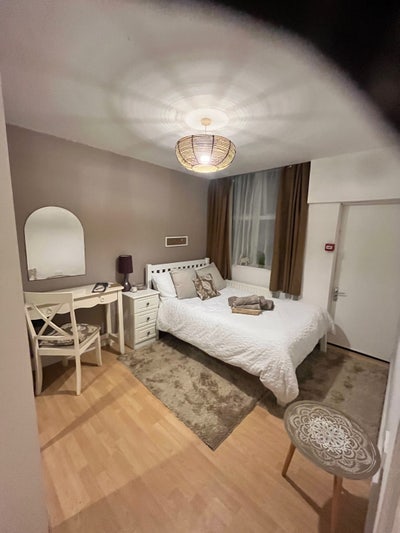 Room available in a large bright flat  Main Photo