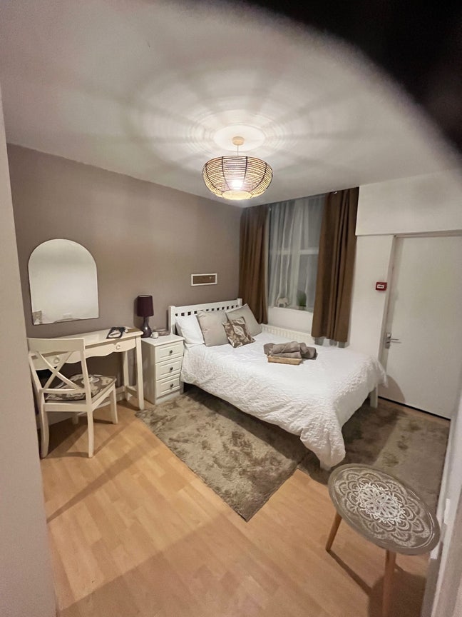 Room available in a large bright flat  Main Photo