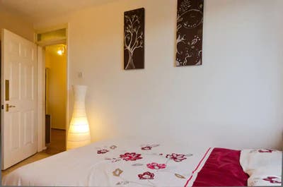 Comfy 2 Bedroom Flat, Fast Wifi! Bills Included!   Main Photo