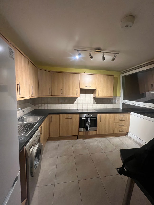 Whole flat near Oval station - 3 bedrooms! Main Photo