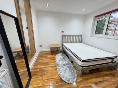 Double room with furniture to rent Main Photo