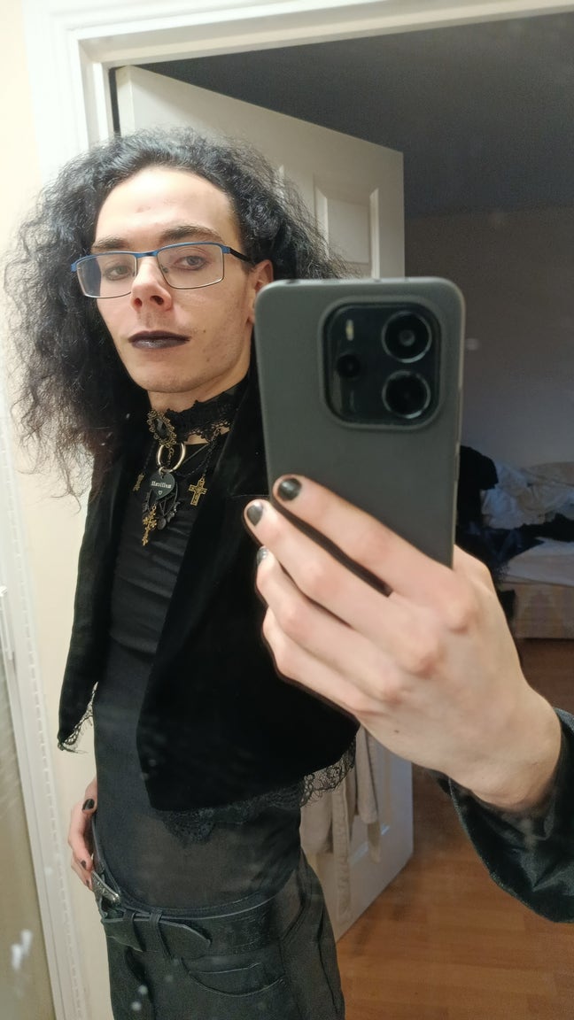 I'm looking to move out and make friends Main Photo