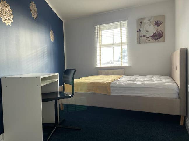 Spacious double Room, Spacious 6-Bed Red House HMO Main Photo