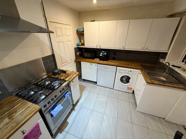 Furnished room available in BA14 Main Photo