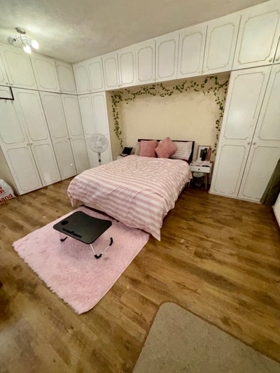 Spacious King Size Room| Netflix + Tv | 4 Wardrobe Main Photo