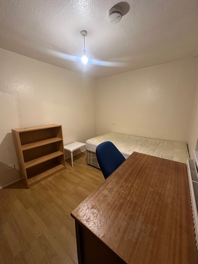 Rooms available to rent in a house on Roman Way Main Photo