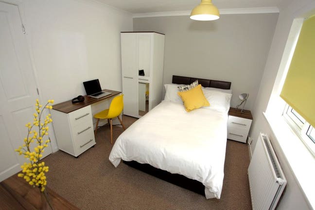 Newly decorated rooms to rent next to BMW & Mini ✅ Main Photo