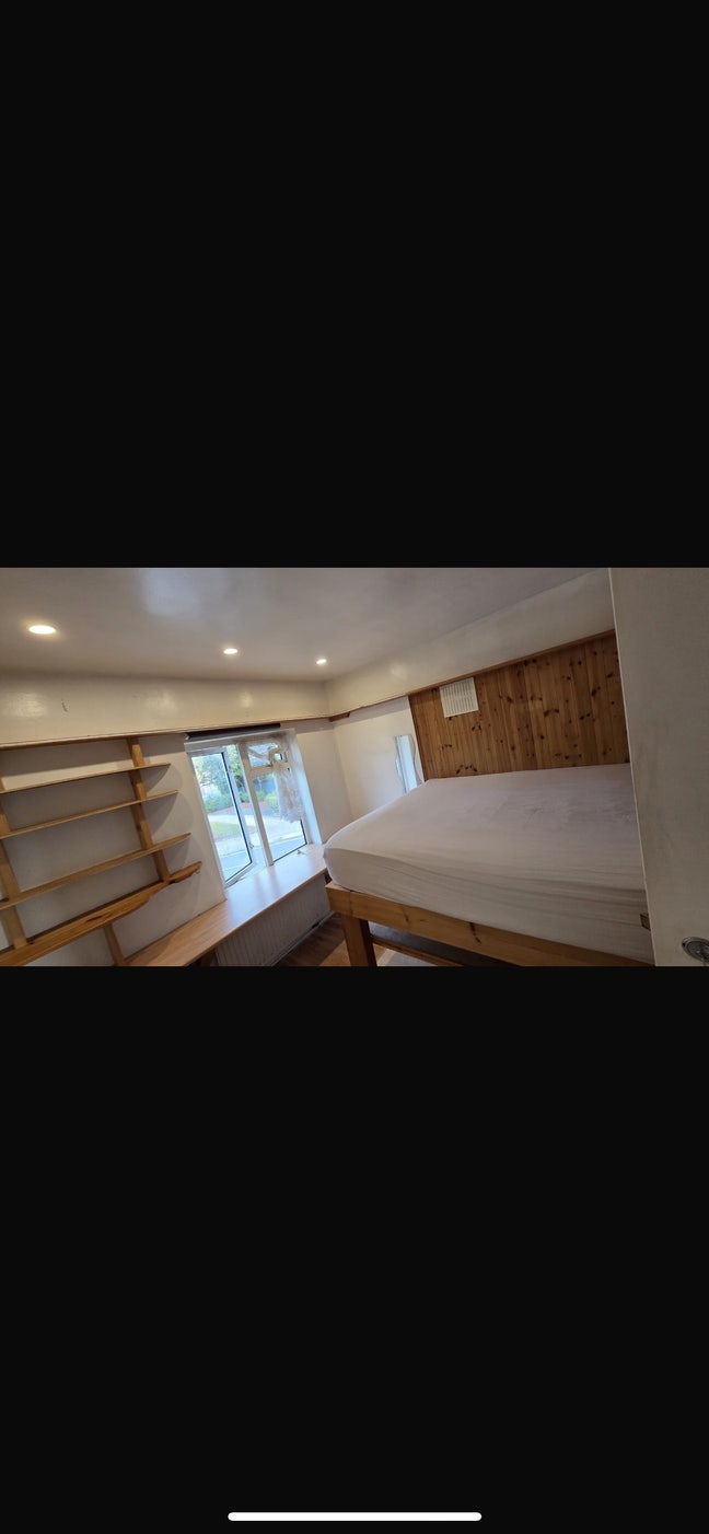 King size bed built in gaming area Main Photo