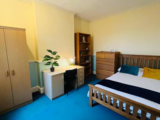 Double room available in Beeston house share Main Photo