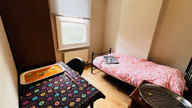 Single room - fully furnished  Main Photo