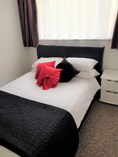 Lovely sunny double in Forest Hill Main Photo