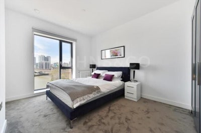 Double bed: London City Island Main Photo
