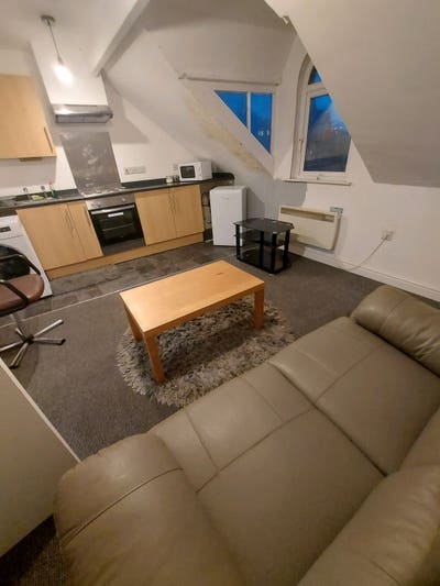 Self contained with kitchen & shower Main Photo