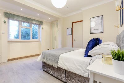 Huge Ensuite with Walk in Wardrobe  Main Photo