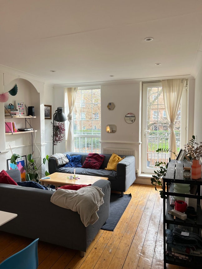 Double bed room in cute flat in Haggerston  Main Photo