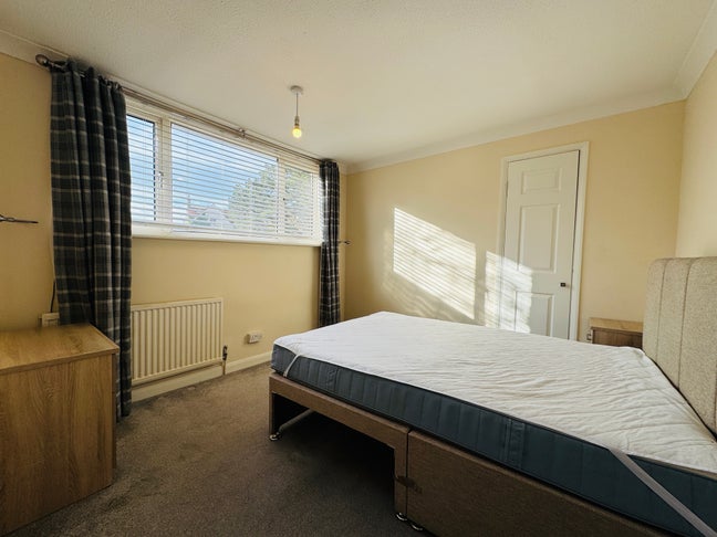 Large House - Double room + All Bills Included Main Photo