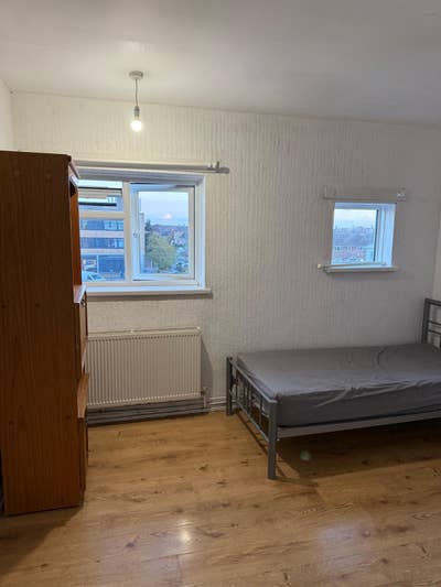 Master Double Room to Let -  Staines TW19 Main Photo