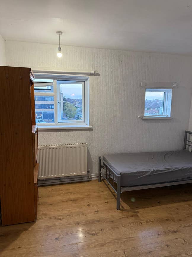 Master Double Room to Let -  Staines TW19 Main Photo