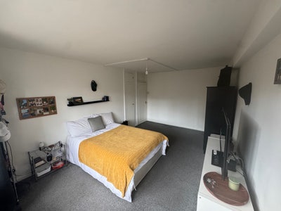 Large double room on Commercial Road Main Photo