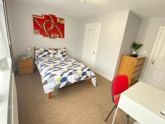 ⭐  Large Ensuite Double - Ideal for Weybridge  ⭐  Main Photo