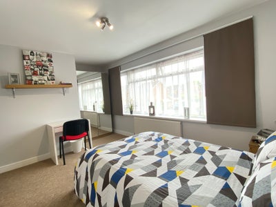 ⭐  Large Ensuite Double - Ideal for Weybridge  ⭐  Main Photo