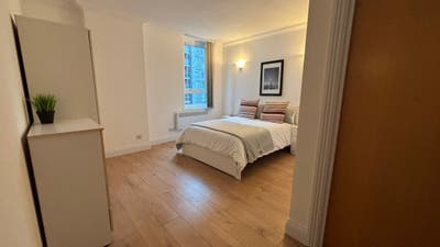 Ensuite at Crossharbour - 10 min walk to Canary W Main Photo