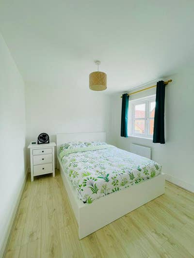 Cottenham 1 Master bedroom Ensuite to let  Main Photo