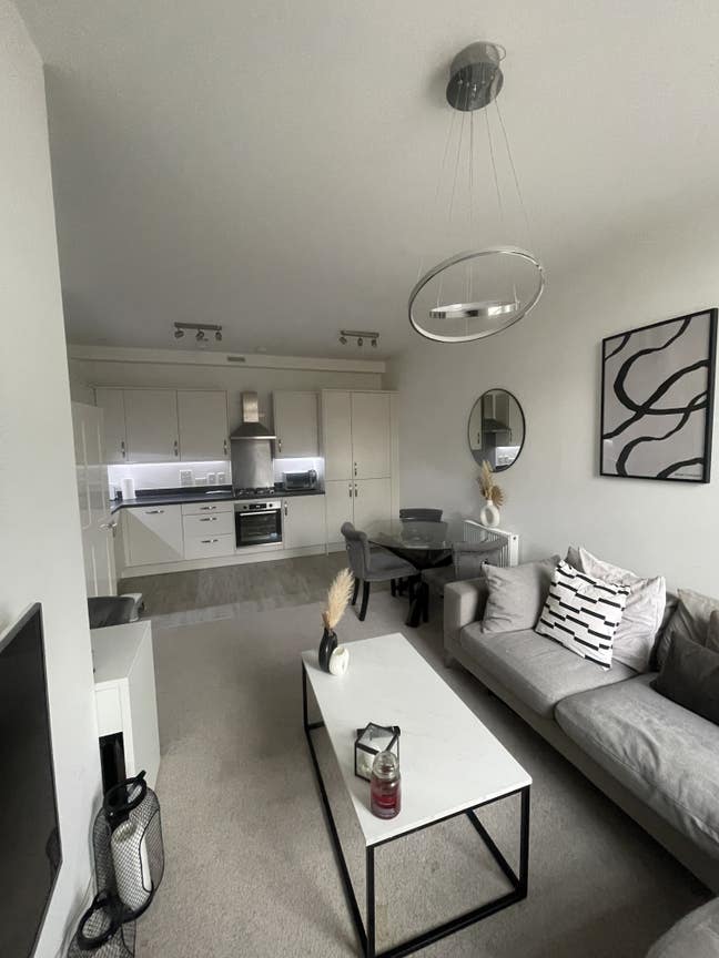 Large double room near Southgate stn LONG TERM Main Photo